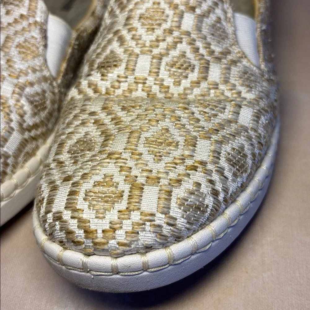 Clarks Cloudsteppers Gold/Tan and White Slip-On Shoes, sneakers, size 11